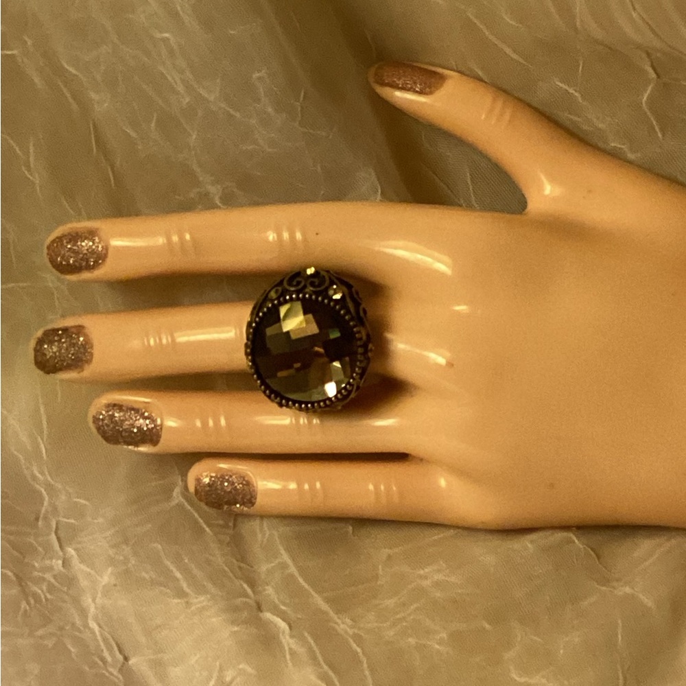 Ring copper colored with large jewel in middle & scrolled hearts on sides- Sz 8